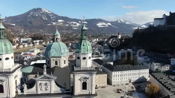 奥地利萨尔茨堡4k拥有令人惊叹的建筑的大型历史建筑视频的预览图