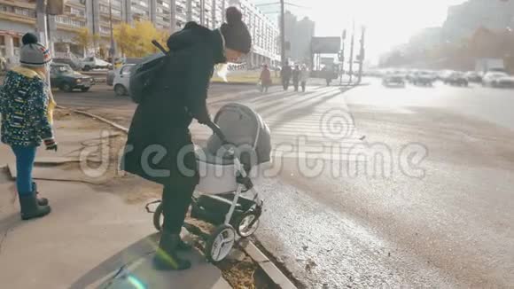妈妈在街上推婴儿车有问题视频的预览图