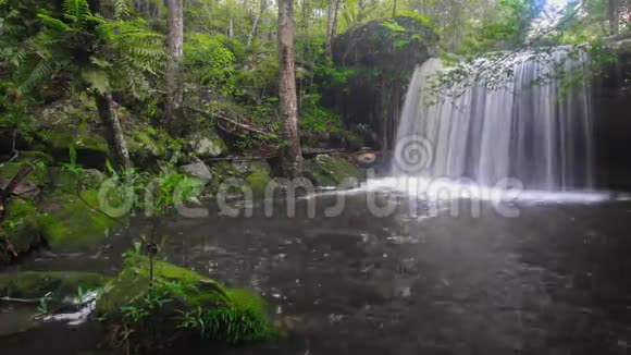美丽的瀑布在普克拉东洛伊省泰国旺旺瀑布当地名视频的预览图