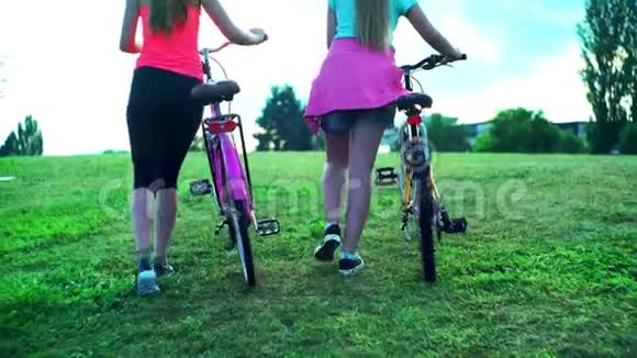 儿童自行车头盔顶山步行自行车视频的预览图
