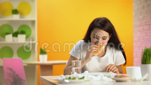吃快餐的女人会感到恶心陈腐的垃圾食品不健康的营养视频的预览图