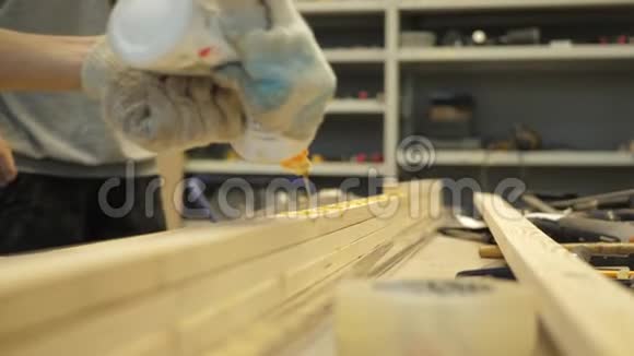 木工车间的师傅在压板前先用专用胶水粘板视频的预览图