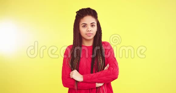 画在一个画室里画着一位非洲女士的黄色背景双手交叉在镜头前显得悲伤视频的预览图