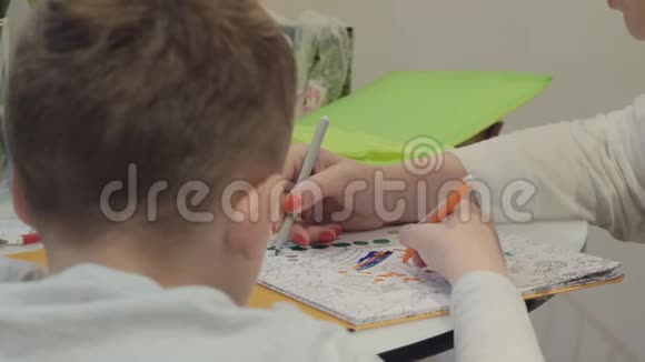 一个男孩和他的母亲给一幅画上色视频的预览图