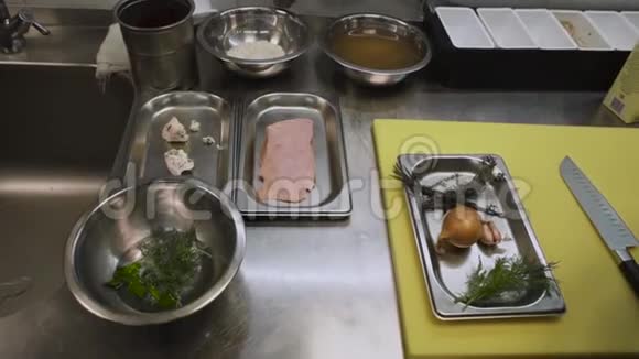 厨师的金属桌上有烹饪原料洋葱米饭和鲜鸭肉都在厨师视频的预览图