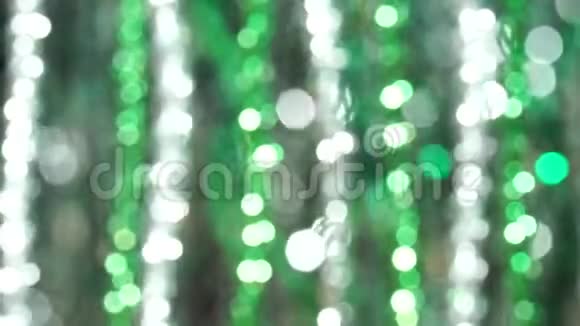神奇的抽象闪亮的背景与银和绿色的离焦圣诞主题的美丽动态背景视频的预览图