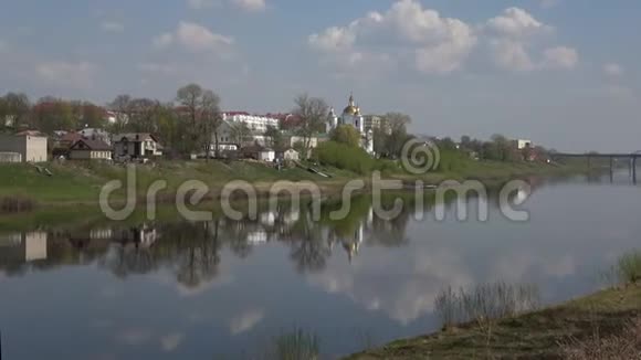 西德维纳河和哈里发大教堂四月天波兰茨克俄罗斯视频的预览图
