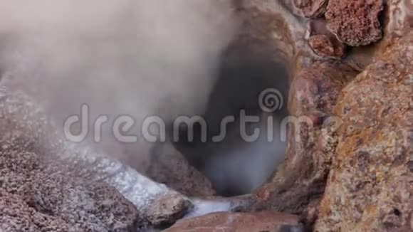 地下喷泉显示沸水和氧化铁视频的预览图