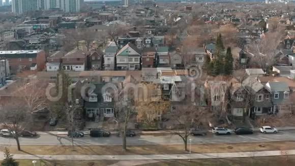 4飞机在秋季末拍摄一条住宅区的街道视频的预览图