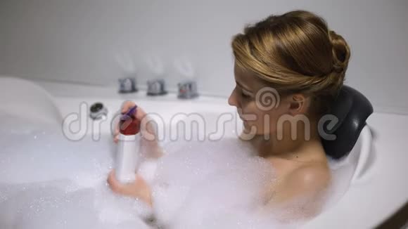 泡泡澡的女人用身体清洗美容程序清新视频的预览图