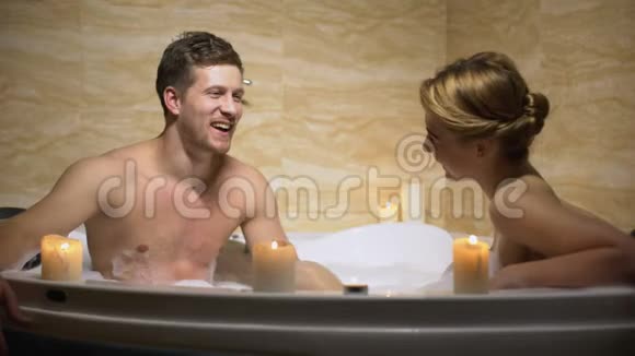情侣在用蜡烛沐浴的浪漫夜晚调情欢笑爱情视频的预览图