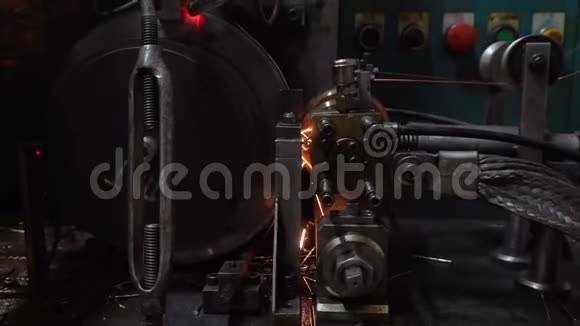 金属制钉机成排连接在一起视频的预览图