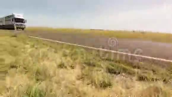 一架无人机在高速公路旁起飞视频的预览图