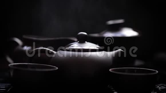 茶几上有蒸汽的热泥茶壶视频的预览图