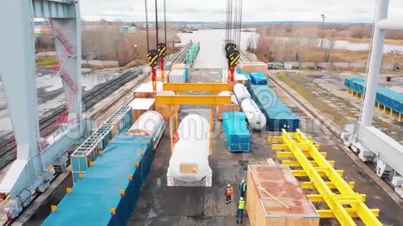 货运港一种大型工业起重机在空中运送货物视频的预览图