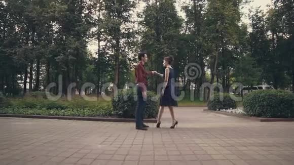 快乐的情侣在公园跳舞视频的预览图