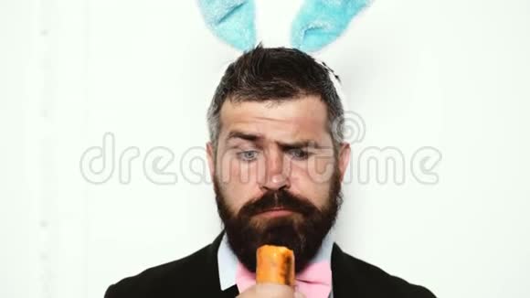 长胡子的人穿着西装耳朵是兔子吃胡萝卜表现出不同的情绪有趣的兔子视频的预览图