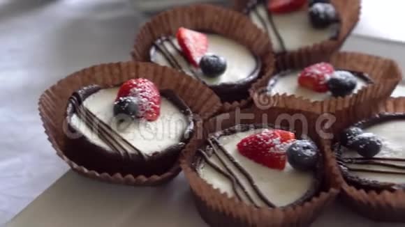 带有草莓和蓝莓的纯素小馅饼配上甜点巧克力视频的预览图