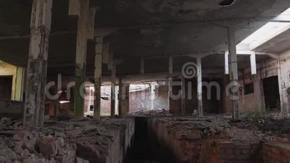 废弃被毁的工厂阳光透过墙上的洞闪闪发光视频的预览图