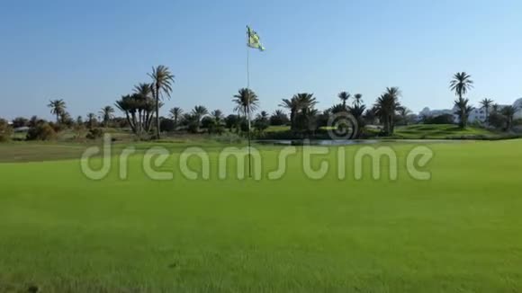 带旗子的高尔夫球场视频的预览图