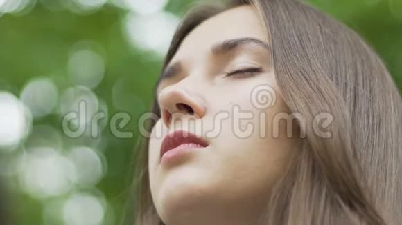 美女面部冥想低角度拍摄女性闭上眼睛内心平静视频的预览图
