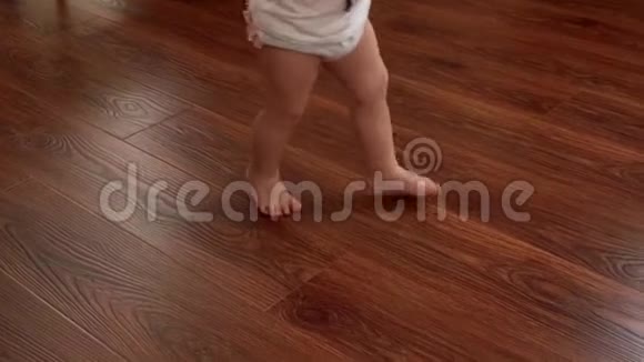 小女孩赤脚拿着音乐柱慢动作地走在地板上视频的预览图