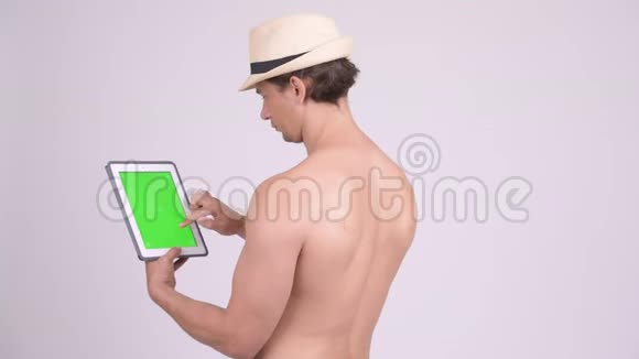 肌肉发达的游客用数字平板电脑赤膊后视视频的预览图