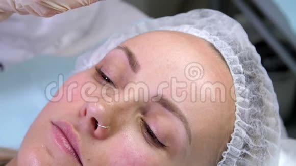 专业造型师化妆师做眼妆模特或拉长女性睫毛睫毛延伸手术视频的预览图