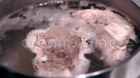 鸡汤煮在锅里特写家饮食食品理念烹饪自制食物视频的预览图