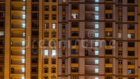 傍晚时分大房子的公寓窗户视频的预览图