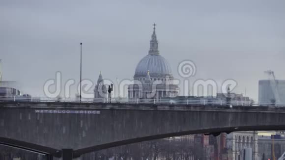 伦敦巴士在黎明时经过圣保罗大教堂视频的预览图