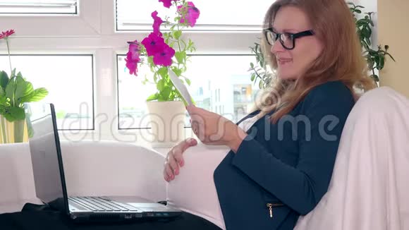 快乐的孕妇看超声波照片视频的预览图