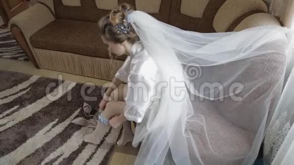 美丽可爱的新娘身穿睡衣腿上戴着结婚戒指视频的预览图