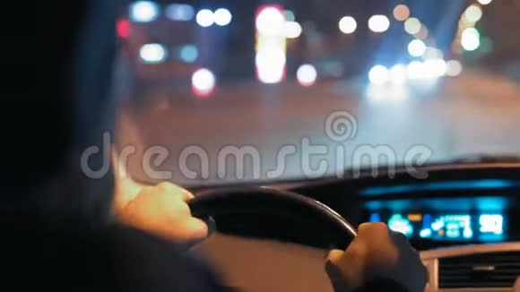夜城汽车方向盘上人的特写视频的预览图