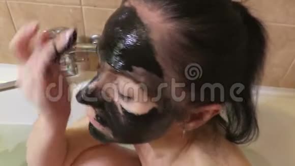 女人涂黑洁面霜面膜视频的预览图
