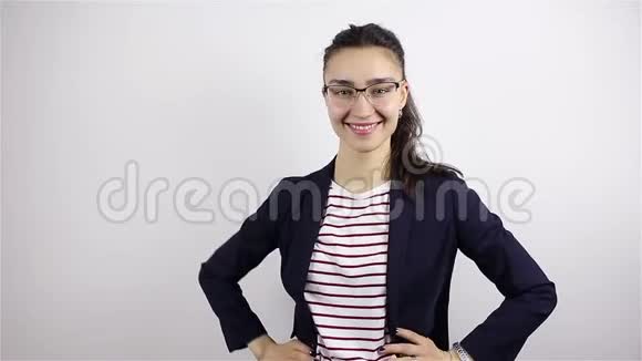 年轻漂亮的黑发女人戴着眼镜微笑调情眨眼视频的预览图