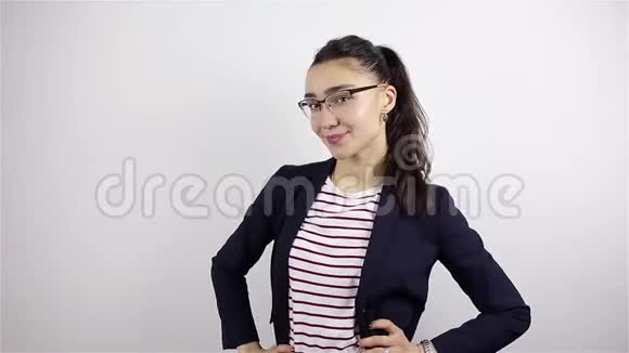 年轻漂亮的黑发女人戴着眼镜微笑调情眨眼视频的预览图