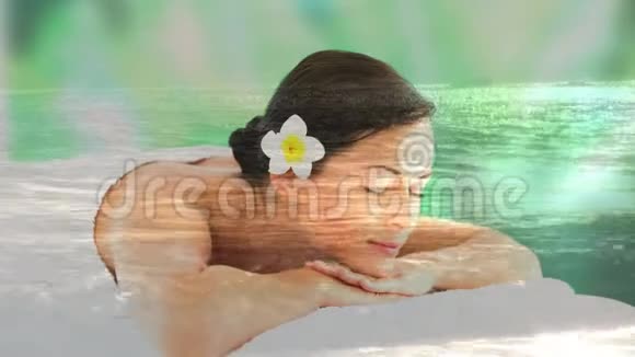 美丽的女性在水疗中心放松和宁静的海洋景观视频的预览图