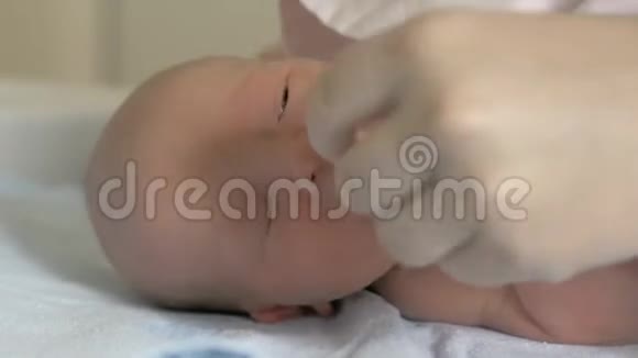 照顾新生婴儿妈妈给孩子洗鼻子视频的预览图