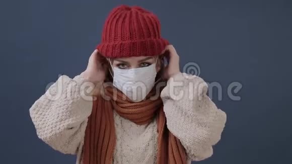 生病的女孩戴上面具咳嗽和悲伤视频的预览图