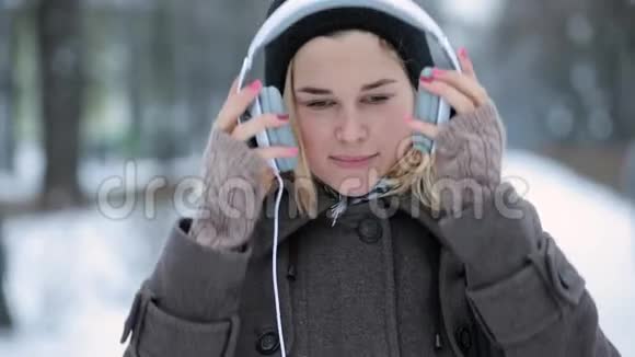 冬城听音乐戴耳机的女人视频的预览图