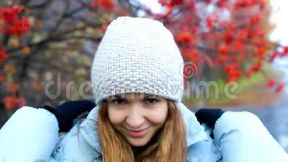 女孩戴上头巾躲在罗旺树下的红色浆果视频的预览图