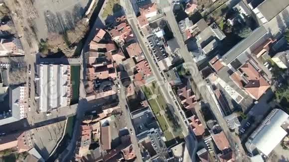 在一个欧洲城市的街道上旋转俯视4k视频的预览图
