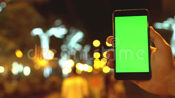 技术概念智能手机带绿屏彩色跟踪夜间夏季生活方式海滨度假城市城市视频的预览图