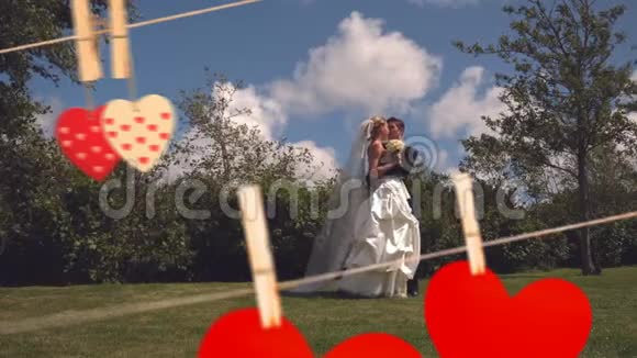 情人节快乐的新婚夫妇在公园接吻视频的预览图