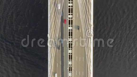 汽车斜拉桥的俯视图视频的预览图