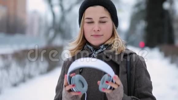 冬城听音乐戴耳机的女人视频的预览图