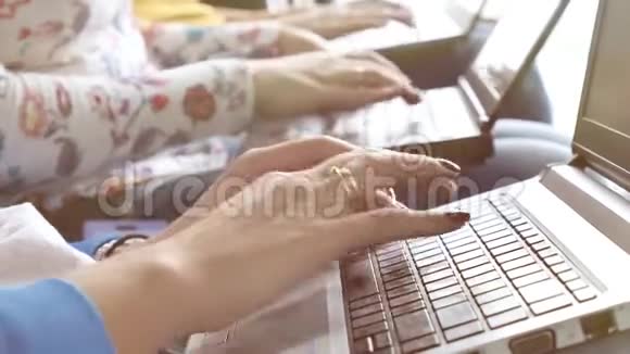 手在电脑键盘上打字商业女性在笔记本电脑上工作视频的预览图