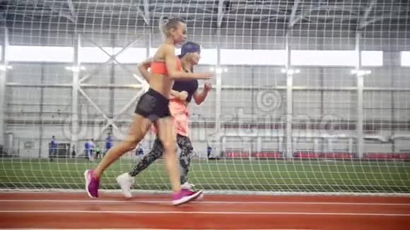两名年轻的运动女子在覆盖区域奔跑视频的预览图
