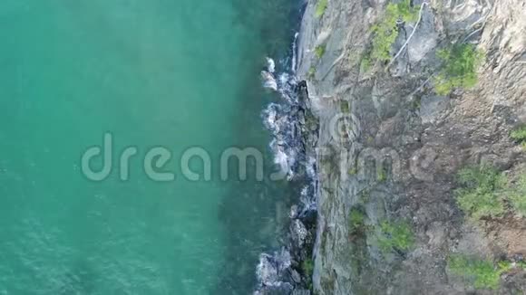 飞越蓝色水面和贝加尔湖海岸视频的预览图